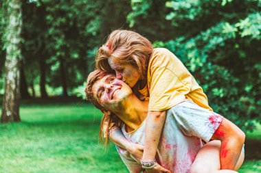 Genç ve güzel bir çift Holi festivalinde eğleniyor. Bahar Festivali