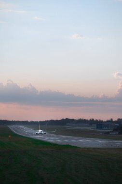 Gün batımında uçak pistte. Boşluğu kopyala