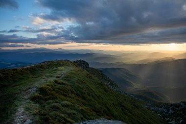Dağların tepesindeki günbatımının manzarası. Boşluğu kopyala