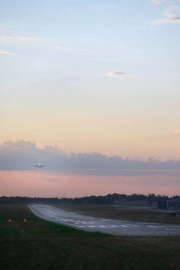 Gün batımında uçak pistte. Boşluğu kopyala
