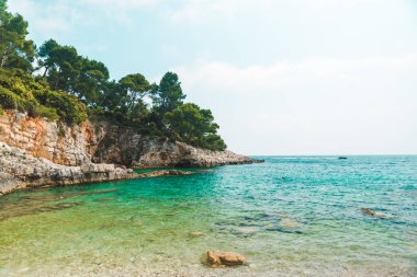 Yaz manzarası kayalık sahil sahili kopyalama alanı