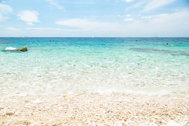 Deniz taşlı sahil manzarası. Yaz tatili. Boşluğu kopyala