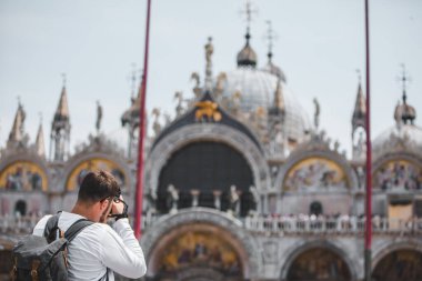 Adam, bazilikanın baskın kare seyahat kavramının fotoğrafını çekiyor.