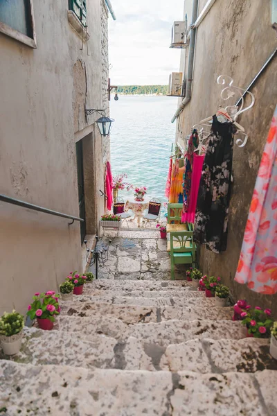 Süße Gemütliche Tischchen Rande Wenn Der Strand Zwischen Gebäude Romantisches — Stockfoto