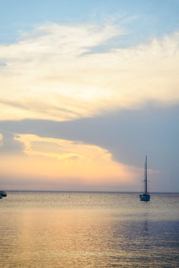 Deniz üzerinde turuncu gün batımı manzarası. Boşluğu kopyala