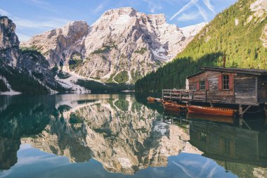 Alpine High Mountain Gölü Braies Pragser Wildsee 'deki ahşap tekne istasyonu manzarası. Kuzey İtalya