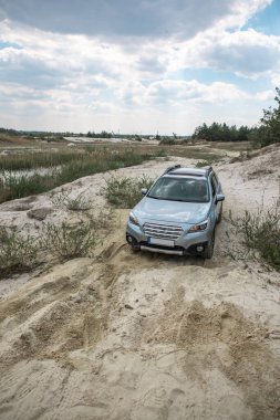 SUV araçları kum engelini aşıyor. off road konsepti. Boşluğu kopyala