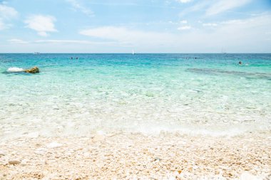 Deniz taşlı sahil manzarası. Yaz tatili. Boşluğu kopyala