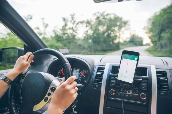 Руки Женщины Руле Вождение Автомобиля Дороге Навигацией Телефону Копировальное Пространство — стоковое фото