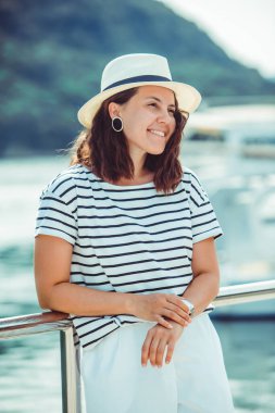 Beyaz fötr şapkalı kadın portresi