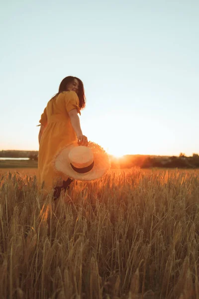 Жінка Жовтому Сонечку Йде Пшеничним Полем Літній Час — стокове фото