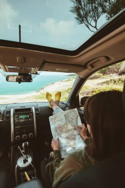 Kadın bacakları arabanın arka planında. Boşluğu kopyala