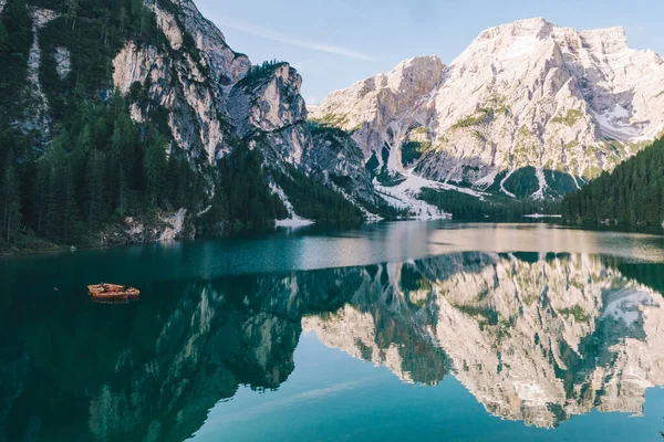 Krajina Pohled Alpské Jezero Letní Čas Odraz Vodní Hladině — Stock fotografie