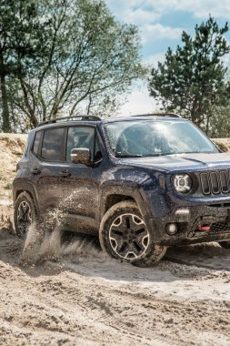 Adam kumsalda donut yaparken sürükleniyor. Eğleniyorum..