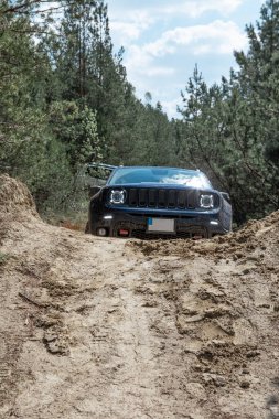 Ormandaki Sandy Yolu 'nda arazi aracı. kopyalama alanı. Güneşli yaz günü