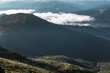 Bulutlu dağların manzarası. Boşluğu kopyala