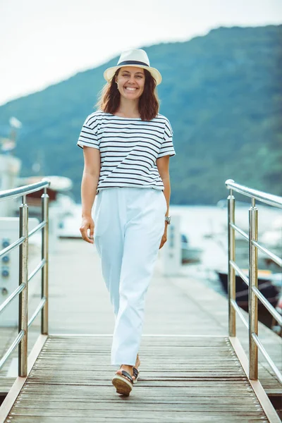 Kvinna Vitt Mode Lyx Utsikt Promenader Vid Brygga Båtar Bakgrunden — Stockfoto