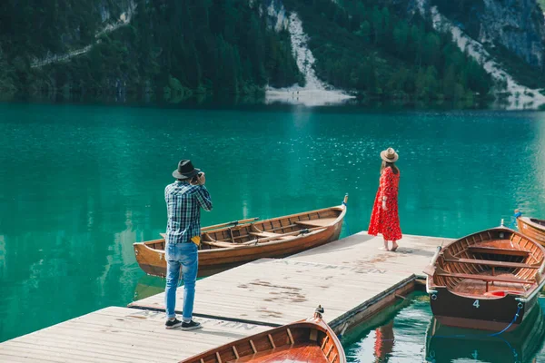 Fotógrafo Tomando Una Foto Mujer Vestido Rojo Muelle Madera Lago — Foto de Stock