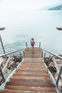 Kadınlar deniz manzarasının keyfini çıkarıyorlar. Rıhtımda yürüyorlar. Yaz tatili.