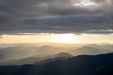 Dağların tepesindeki günbatımının manzarası. Boşluğu kopyala