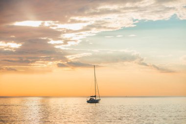 Gün batımındaki yelkenli manzarası. Yaz tatili. Boşluğu kopyala