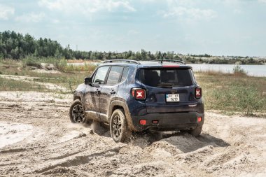 Adam kumsalda donut yaparken sürükleniyor.