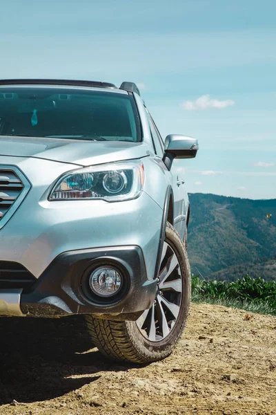 Vista Della Macchina Suv Sulla Cima Della Montagna Estate Giornata — Foto Stock