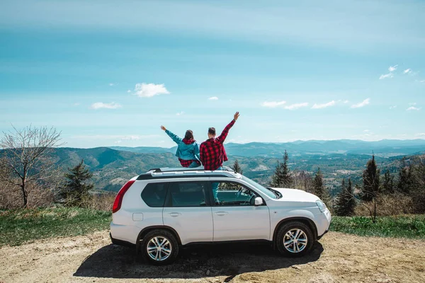 Mujer Joven Sentada Parte Superior Del Coche Todoterreno Pico Montaña — Foto de Stock