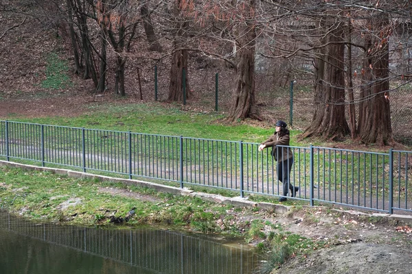 Kobieta Patrząc Jezioro Parku Miejskim Jesień Wiosenny Dzień — Zdjęcie stockowe