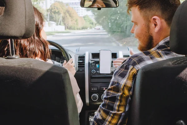 Mann Mit Frau Auto Benutzt Handy Für Navigation Weißer Leerer — Stockfoto