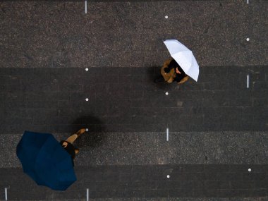 Yukarıdan şemsiye görünümlü kadın ve erkek fotokopi alanı