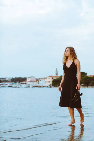 Kvinna Svart Ljus Klänning Promenader Barfota Vid Havet Strand Varm — Stockfoto