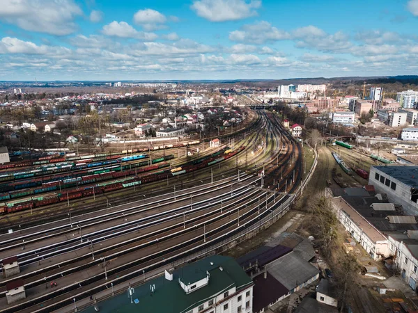 하늘을 배경으로 펼쳐진 철도의 복제품 — 스톡 사진