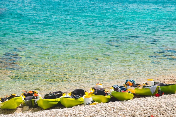 Dużo Kajaków Skalistej Plaży Letniej Aktywności Wodnej — Zdjęcie stockowe