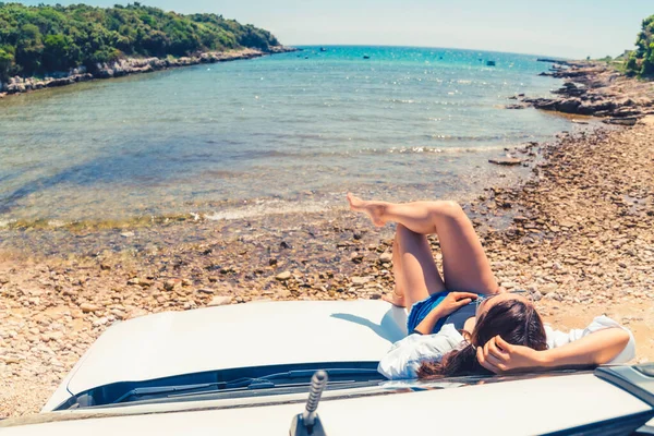 Vrouw Liggend Auto Kap Met Uitzicht Zee Zomer Strand Vakantie — Stockfoto