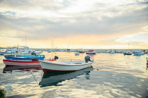 Θέα Των Σκαφών Στην Αποβάθρα Κατά Δύση Του Ηλίου Λιμάνι — Φωτογραφία Αρχείου