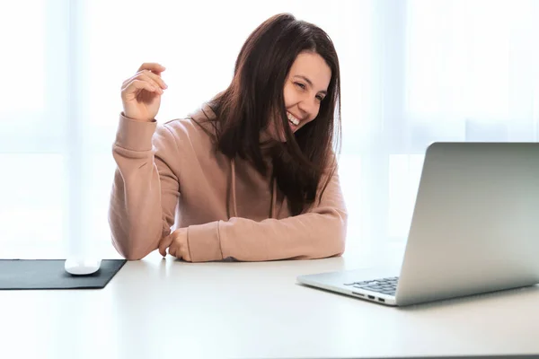 Jovem Mulher Falando Por Vídeo Chat Laptop Trabalhador Freelance — Fotografia de Stock