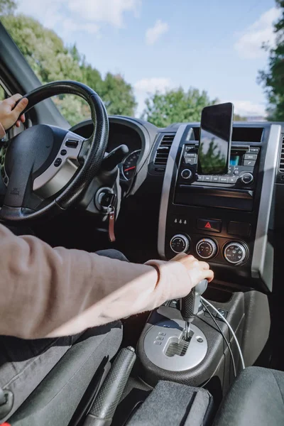 Widok Wnętrza Samochodu Kobieta Ręce Kierownicy Skrzyni Biegów Przestrzeń Kopiowania — Zdjęcie stockowe