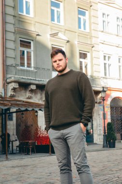 Kazaklı adam şehir meydanındaki fotokopi alanında poz veriyor.