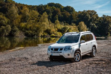Autumn Rock River plaj fotokopi alanındaki arazi aracı manzarası