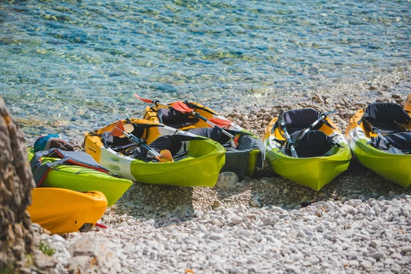 Muchos Kayaks Espacio Copia Playa Rocosa Actividades Acuáticas Verano — Foto de Stock