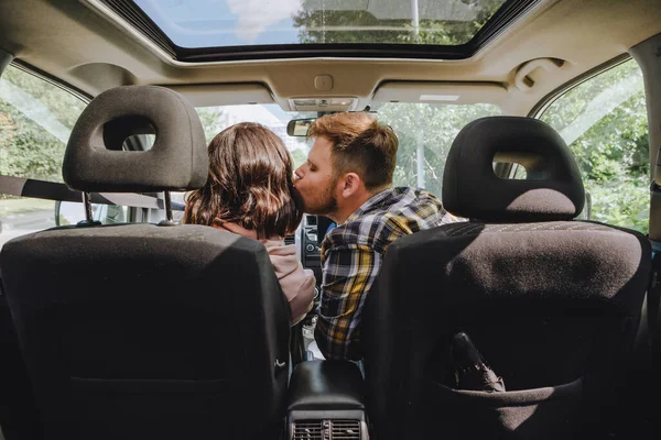 Mann Mit Frau Küsst Sich Auto Road Trip — Stockfoto