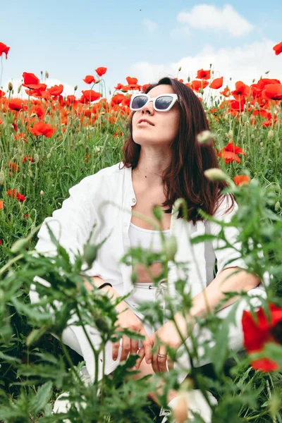 Jonge Mooie Vrouw Met Een Zonnebril Het Gebied Van Papaverbloemen — Stockfoto