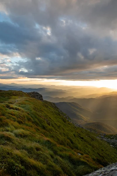 山頂上の日没の眺め コピースペース — ストック写真