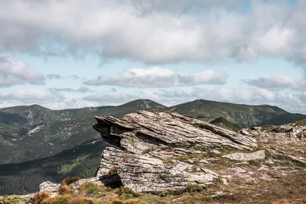 Vista Panoramica Sulle Montagne Con Grande Roccia Come Oggetto Principale — Foto Stock