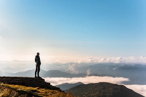 Άνθρωπος Στέκεται Στην Άκρη Του Γκρεμού Κοιτάζοντας Βουνά Σύννεφα Κάτω — Φωτογραφία Αρχείου