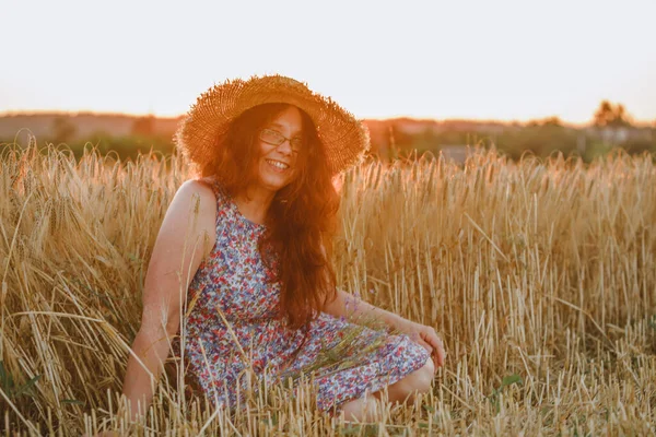 Beautiful Mature Woman Sundress Wheat Field Sunset Copy Space — Stock Photo, Image