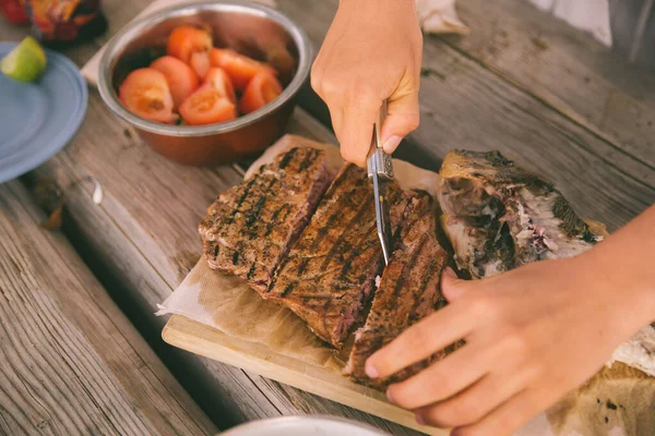 Memotong Saham Tuna Panggang Terbakar Konsep Bbq — Stok Foto