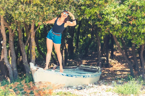 Giovane Sorridente Bella Donna Seduta Barca Sulla Spiaggia Vacanza Estiva — Foto Stock