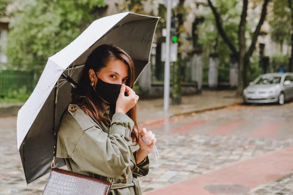 Giovane Donna Con Maschera Medica All Aperto Passeggiando Strada Sotto — Foto Stock